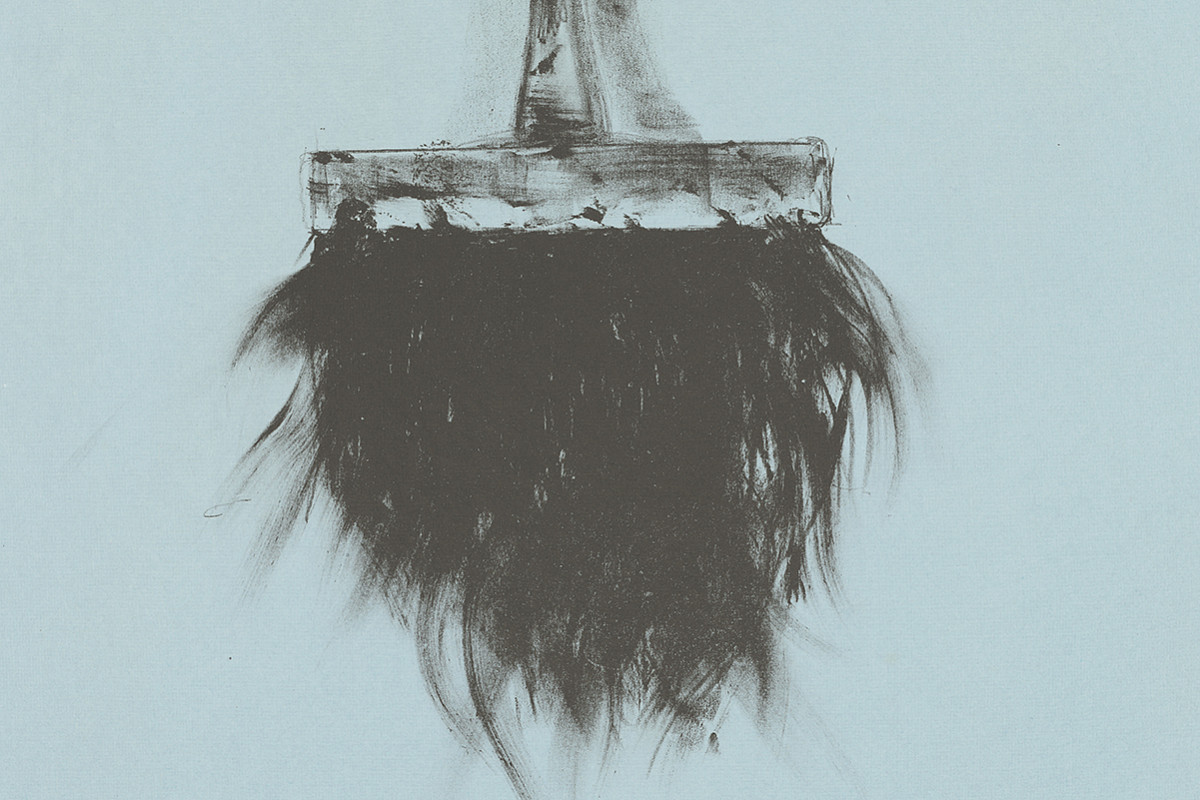 Kontrastreiche Darstellung eines Pinsels auf blauem Hintergrund | Jim Dine | Untitled Tools (Portfolio of 9), 2009 | ALBERTINA, Wien – Schenkung des Künstlers und von Diana Michener © Bildrecht, Wien 2024