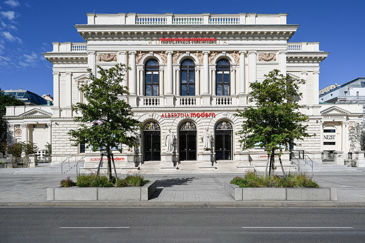 Frontalansicht des klassizistischen Gebäudes der ALBERTINA MODERN mit Statuen, Säulen und Ausstellungspostern | © ALBERTINA, Wien. Foto: Daniel Antalfi