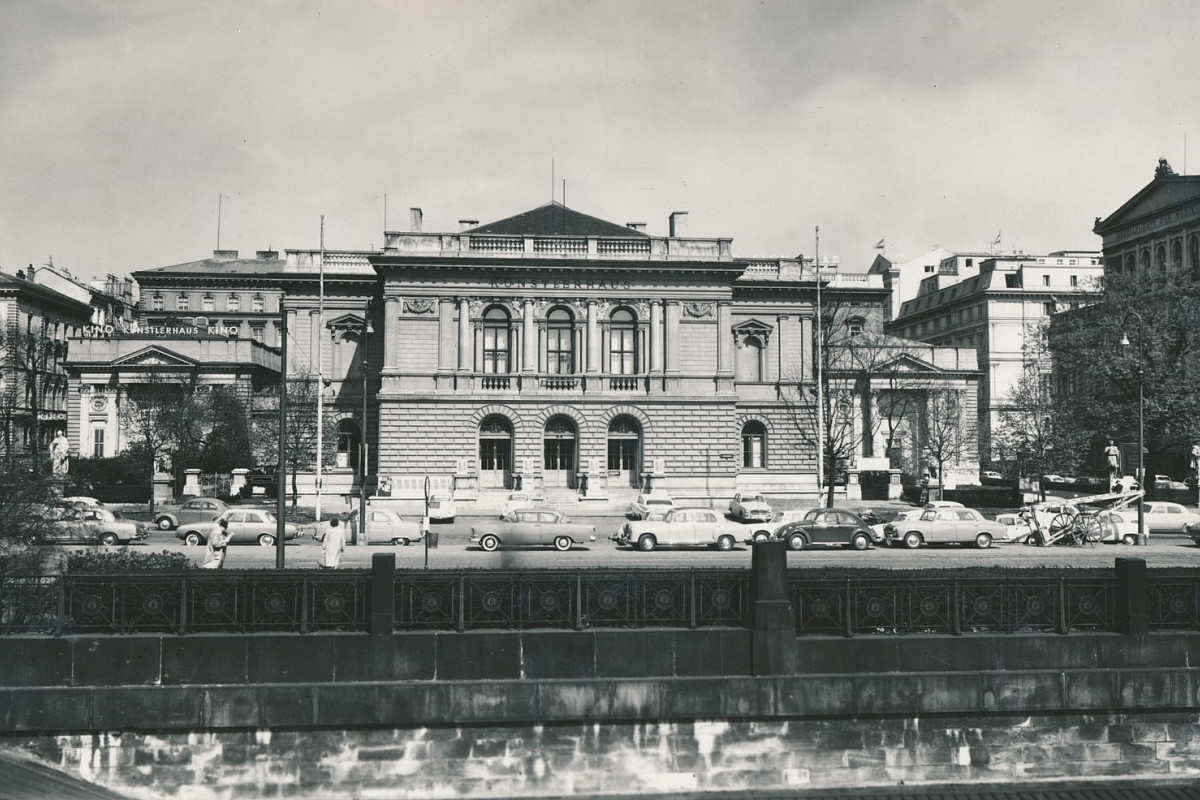 Old picture of the Künstlerhaus | Photo © Künstlerhaus Archive