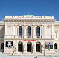 Ein Mockup der Außenansicht des ALBERTINA MODERN Gebäudes mit den Werbebannern der aktuell gezeigten Ausstellungen | Foto © Ruprecht Steiner