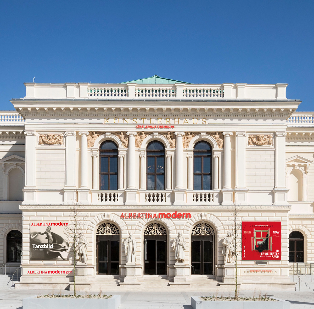 Ein Foto der Außenansicht der ALBERTINA MODERN mit den aktuellen Ausstellungen des Hauses | Foto (Mockup) © Rupert Steiner