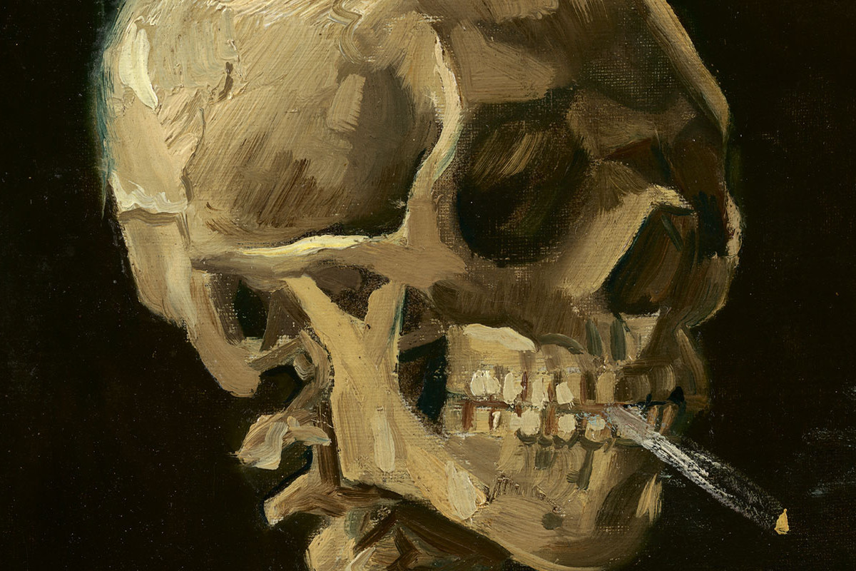 Painting of a skeleton holding a lit cigarette between its teeth and looking to the side. | Vincent van Gogh | Kopf eines Skeletts mit brennender Zigarette, 1886 | Van Gogh Museum, Amsterdam | Foto: Vincent van Gogh Foundation