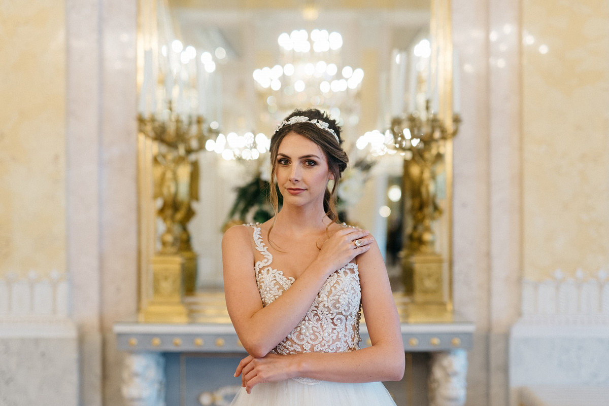 Hochzeits-Photoshoot | Fotografin: © Marie Bleyer Fotografie | Planung & Organisation Shooting: © FINE MOMENTS | Brautkleider: © Solaine Piccoli Vienna | Headpieces: © Niely Hoetsch | Make-Up & Haare: © feengleich | Blumen: © Florietta Meisterfloristik | Papeterie: © Carissimo Letterpress | Schmuck: © Max Semler Goldschmied | Dekoration/Rentals: © Wedding Bazaar Vienna | Model: Carina | Tempo Models