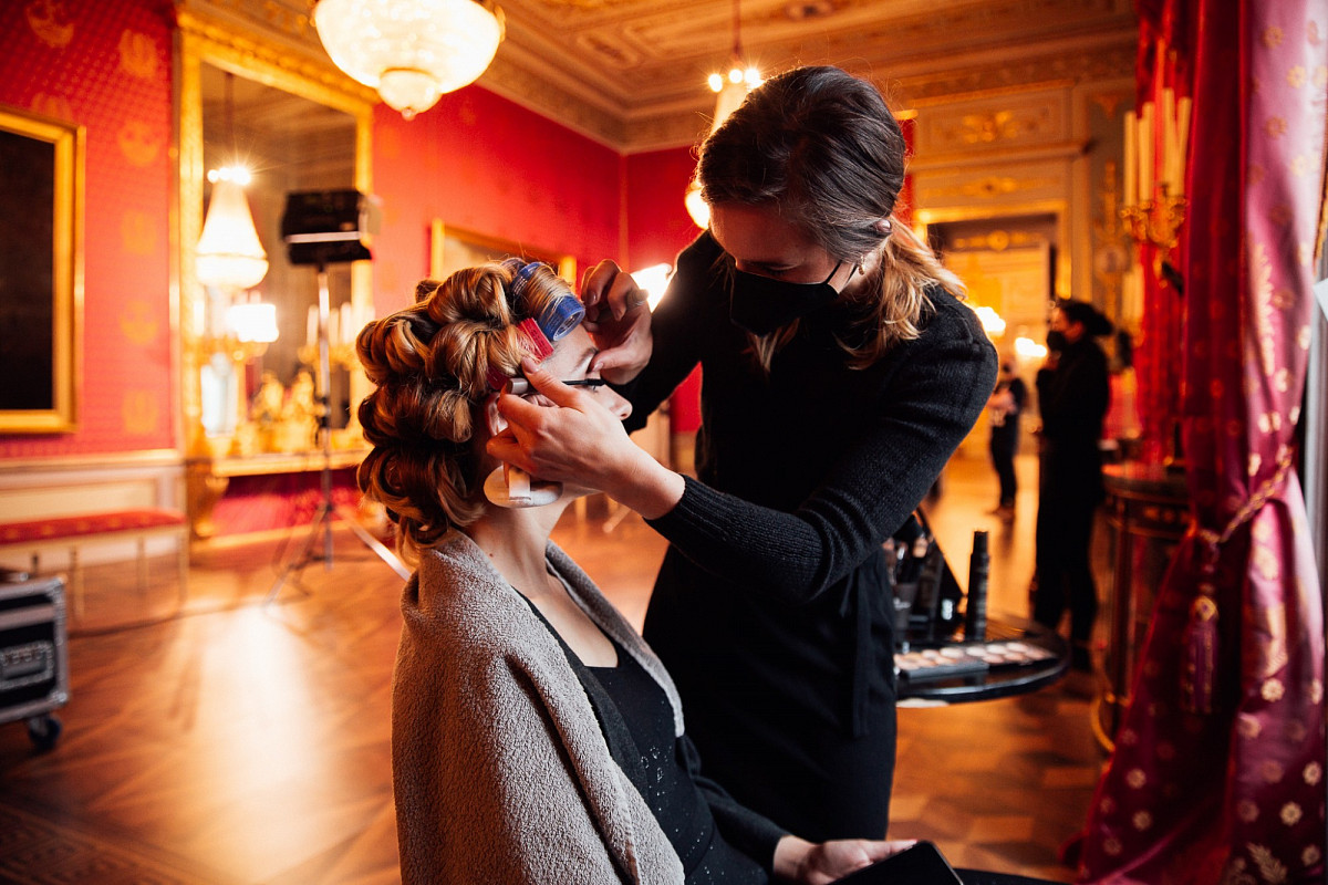 Ein Model wird für ein Fotoshooting geschminkt | Foto © FLASHED Events