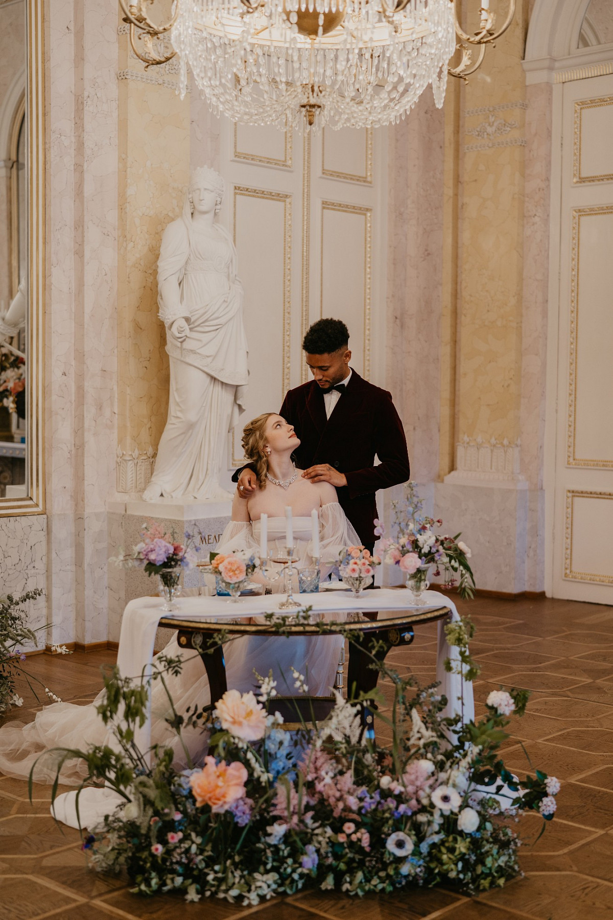 Hochzeitspaar in den Prunkräumen | photography: Verfilmt | wedding planner: Make it happen Events | hair & make-up: Sophia Jane | flowers: Doll’s Blumen | dress: Loveglow