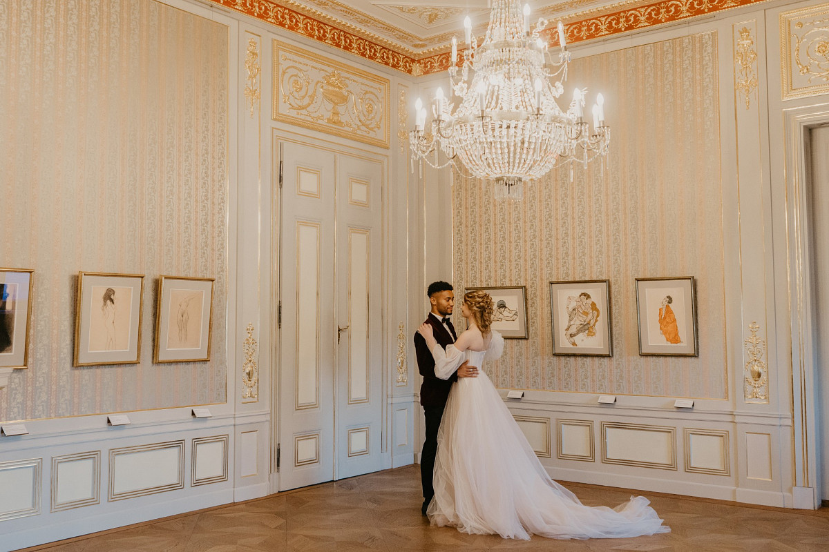 Hochzeitspaar in den Prunkräumen | photography: Verfilmt | wedding planner: Make it happen Events | hair & make-up: Sophia Jane | flowers: Doll’s Blumen | dress: Loveglow