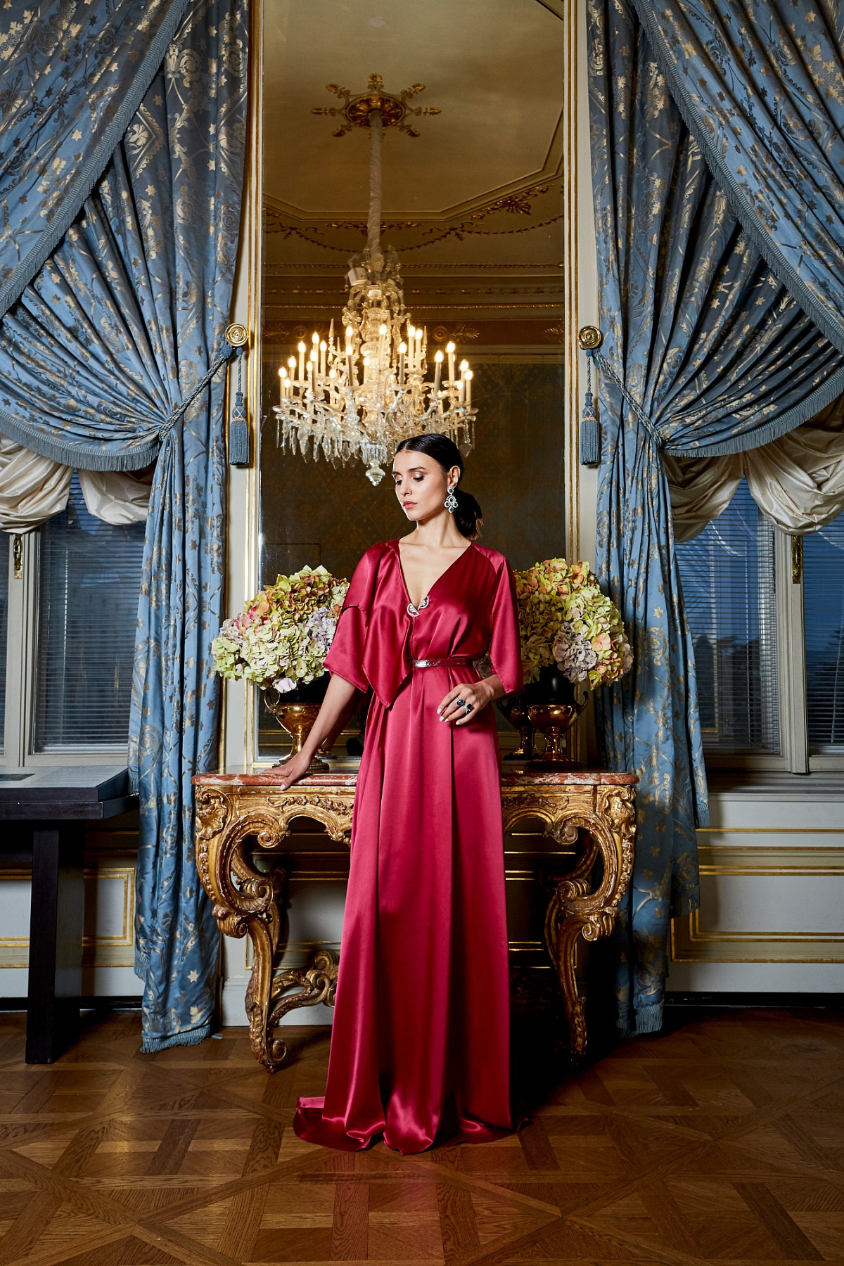 Fotoshooting: Valentina Nafornita in rotem Kleid vor dunkelblauen Vorhängen | Foto: OOOM/ Petra Kamenar