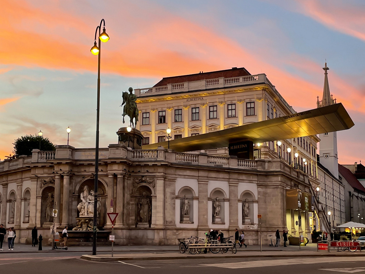 Frontperspektive der ALBERTINA bei Sonnenuntergang, der Himmel in Blau, Orange und Rosa