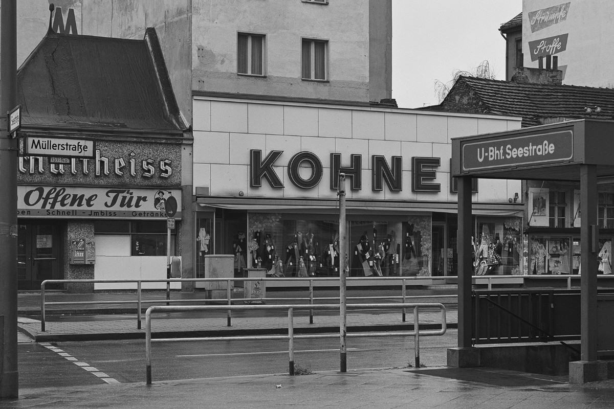 Michael Schmidt | Müller-Ecke Seestraße, aus Berlin-Wedding, 1976-1978 | Stiftung für Fotografie und Medienkunst mit Archiv Michael Schmidt © Stiftung für Fotografie und Medienkunst mit Archiv Michael Schmidt
