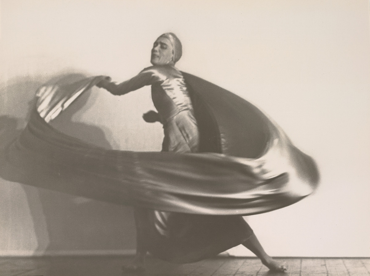 Photograph of a dancing woman in loose, flowing garments in an expressive pose. Credit: Charlotte Rudolph | Mary Wigman: Raumgestalt aus dem Zyklus Visionen, 1928 | ALBERTINA, Wien