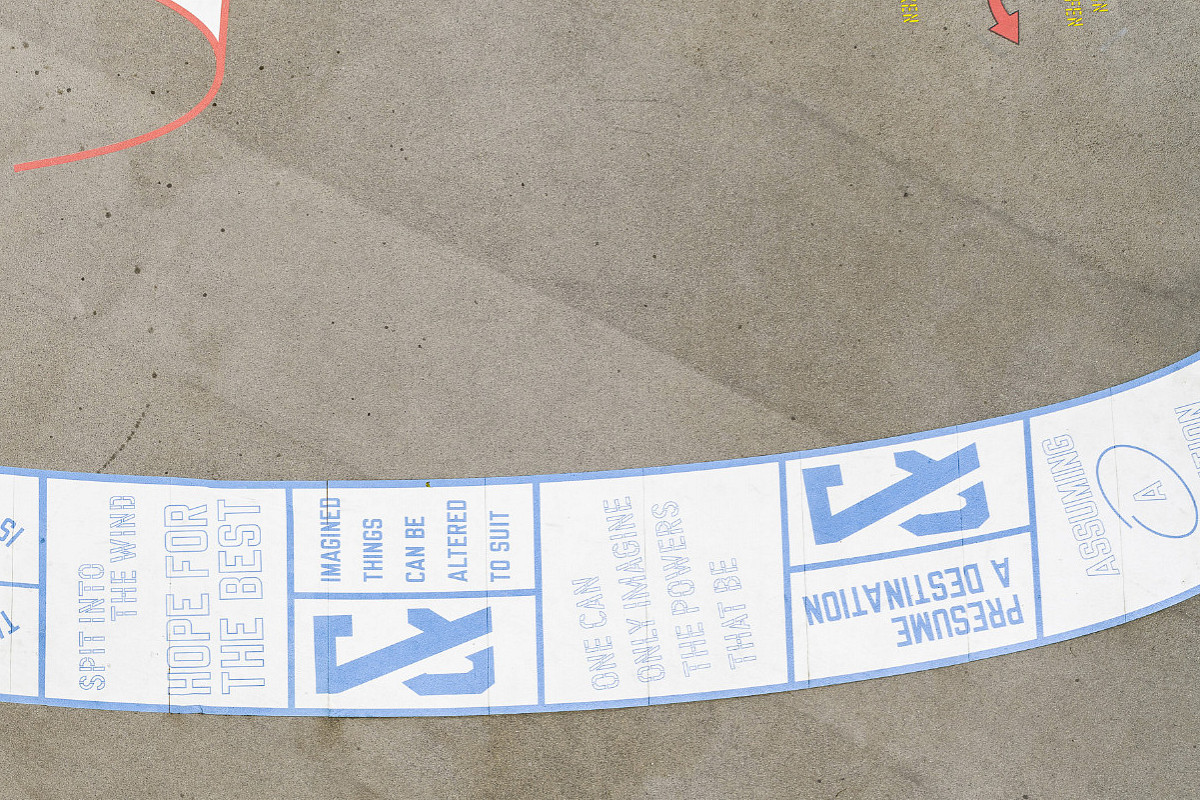 Installationsansicht: Lawrence Weiner | OUT OF SIGHT, 2022 | Courtesy of the artist © Lawrence Weiner | Foto: Robert Bodnar