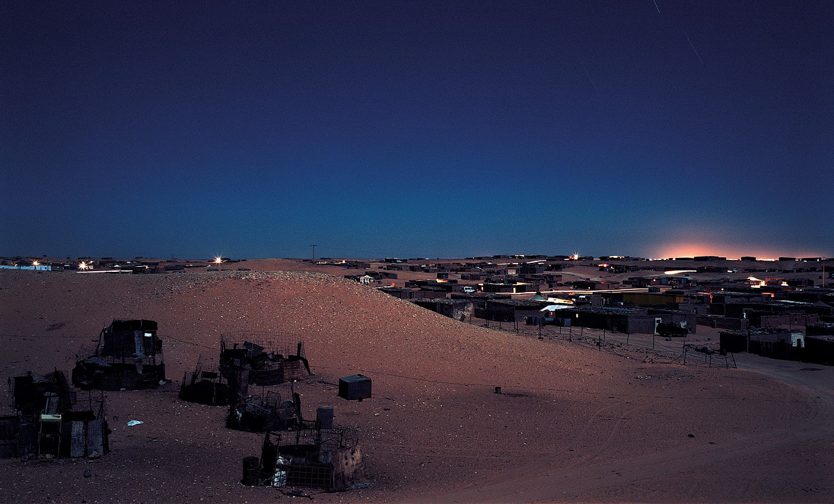 Gregor Sailer | Escuela 27 Febrero II, Westsahara/Algeria, aus der Serie "Closed Cities", 2011 | C-Print | 60 x 100 cm | ALBERTINA, Wien - Erwerbung aus Mitteln der Galerienförderung des BMKÖS 2021