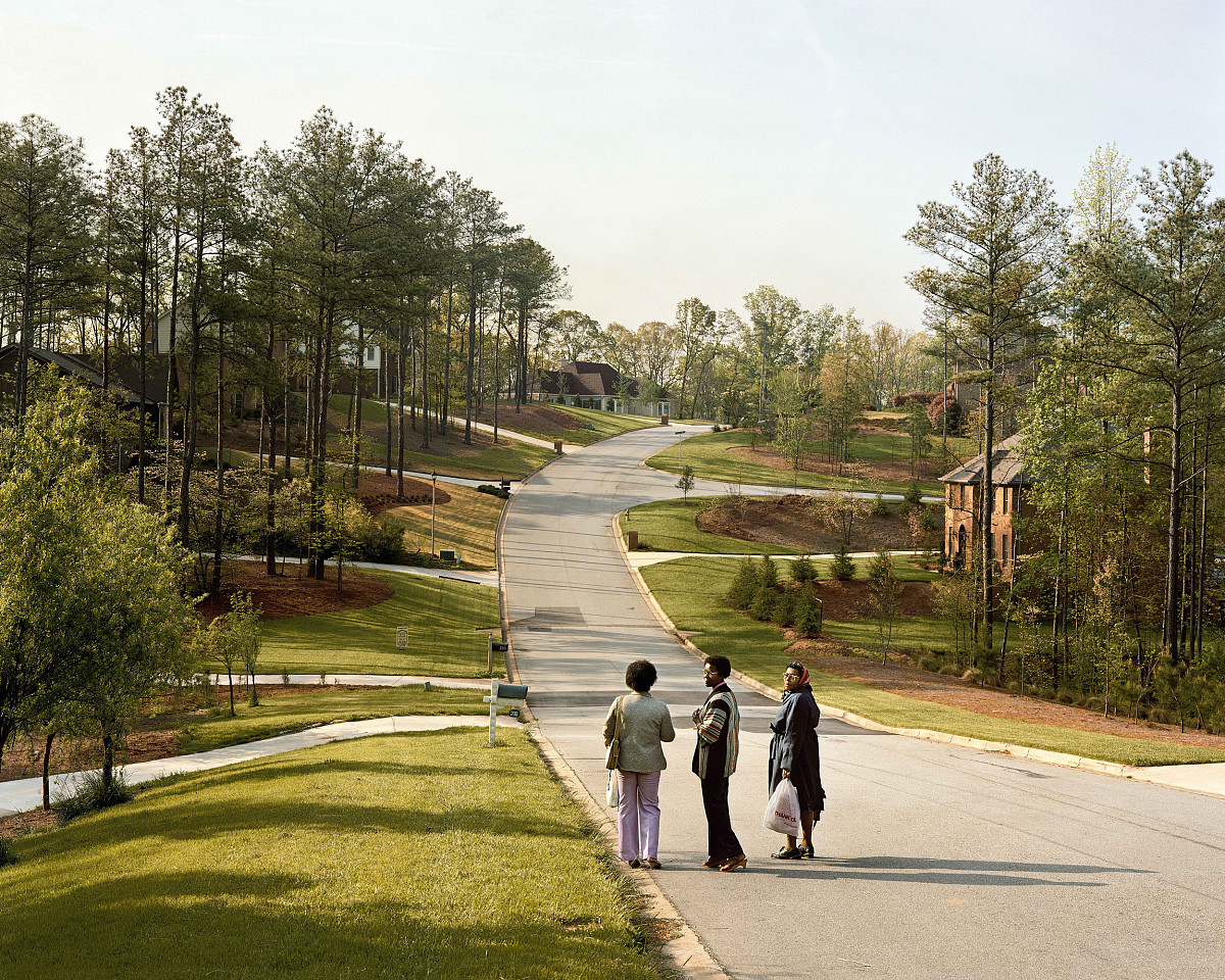 Joel Sternfeld: Domestic Workers Waiting for the Bus, Atlanta, Georgia, aus der Serie: American Prospects, April 1983
