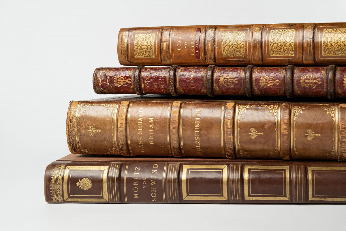 Ansicht eines historischen Druckgrafikbandes der ALBERTINA