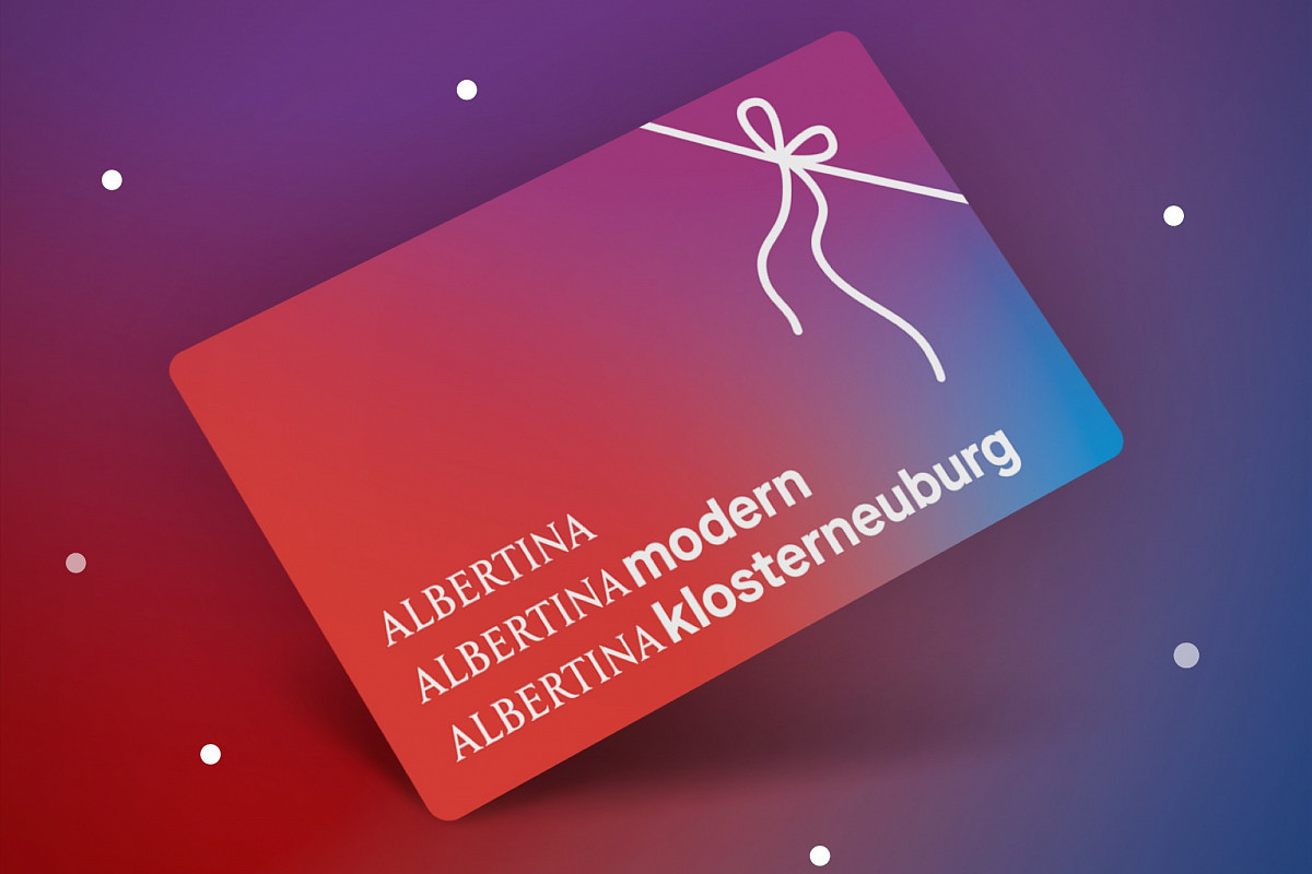 Abbild der Jahreskarte: Rote Karte mit der Aufschrift der einzelnen Standorte (ALBERTINA, ALBERTINA MODERN, ALBERTINA KLOSTERNEUBURG) auf weißem Hintergrund