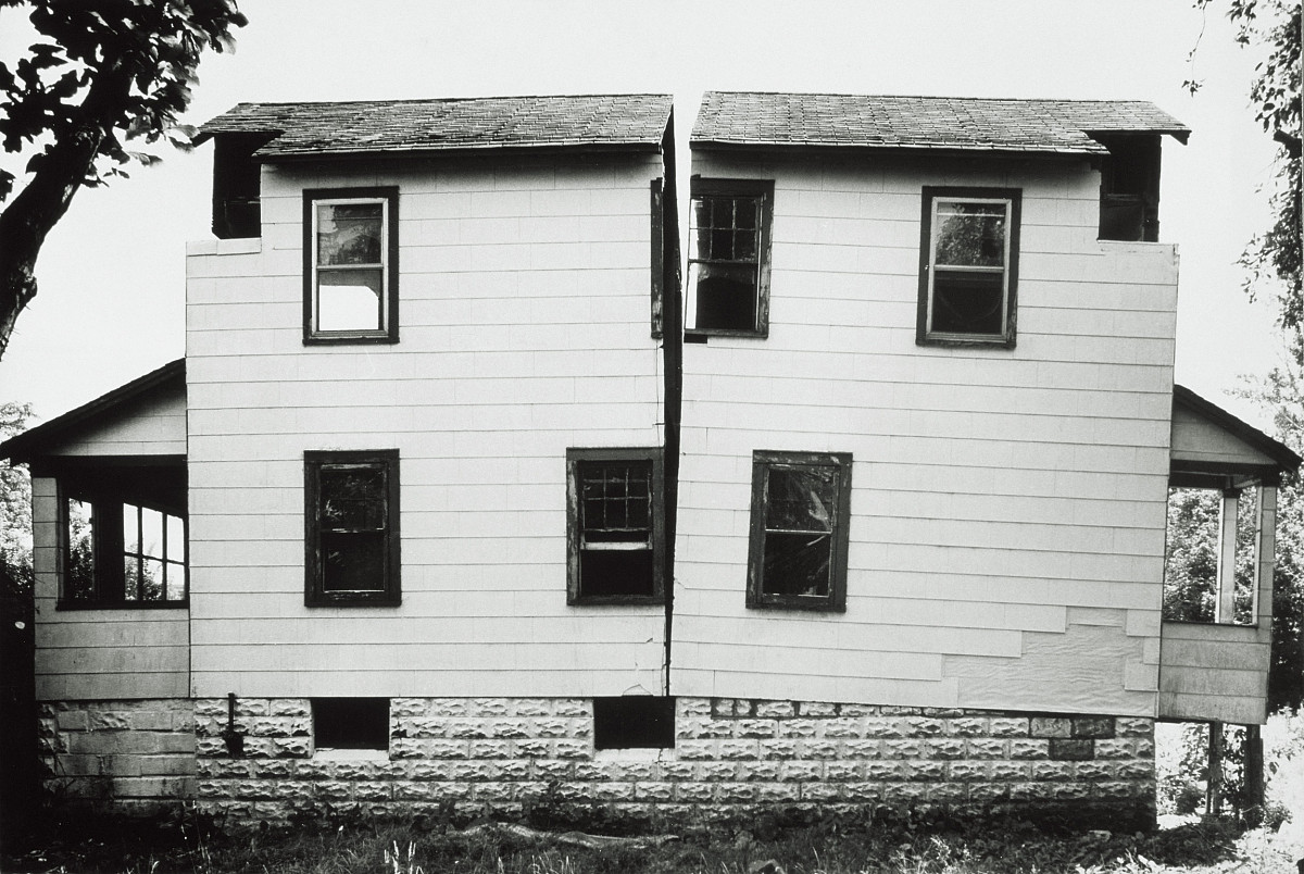 Gordon Matta-Clark: Splitting Exterior, 1974