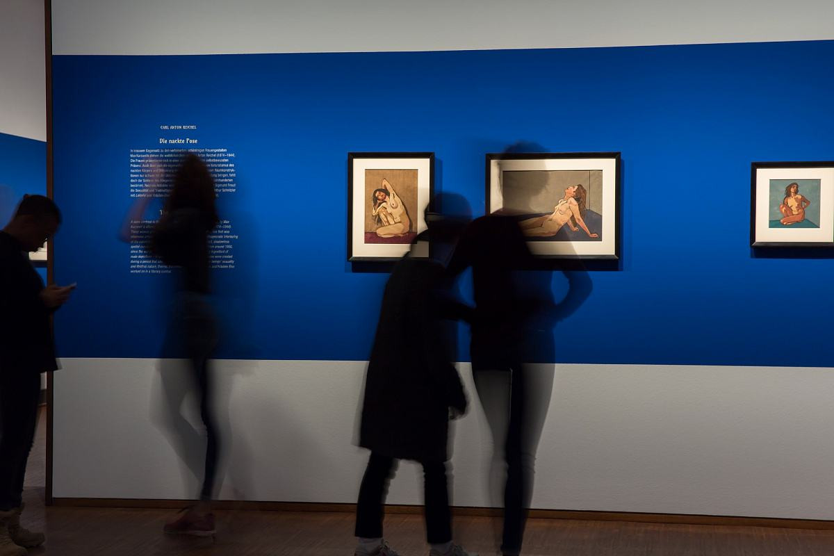 Einblick in die Ausstellungshalle, Der Farbholzschnitt in Wien um 1900 | Foto © Bureau Kies