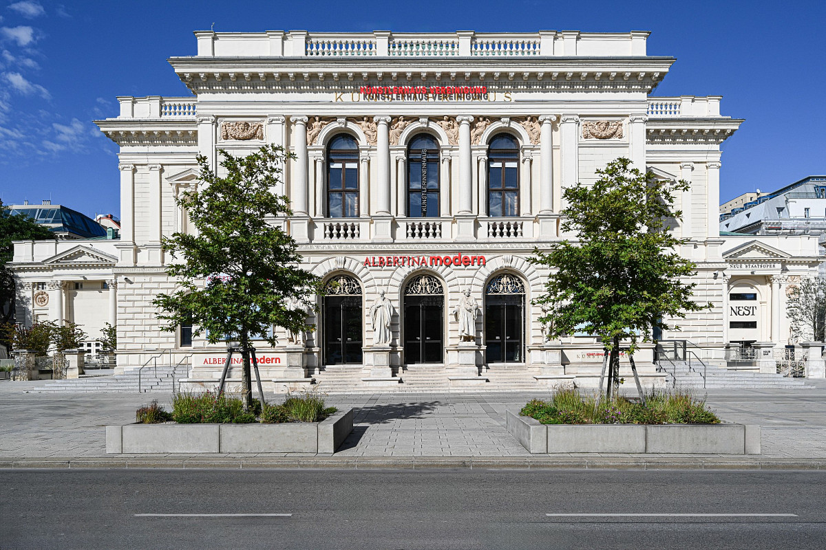 Frontalansicht des klassizistischen Gebäudes der ALBERTINA MODERN mit Statuen, Säulen und Ausstellungspostern | © ALBERTINA, Wien. Foto: Daniel Antalfi