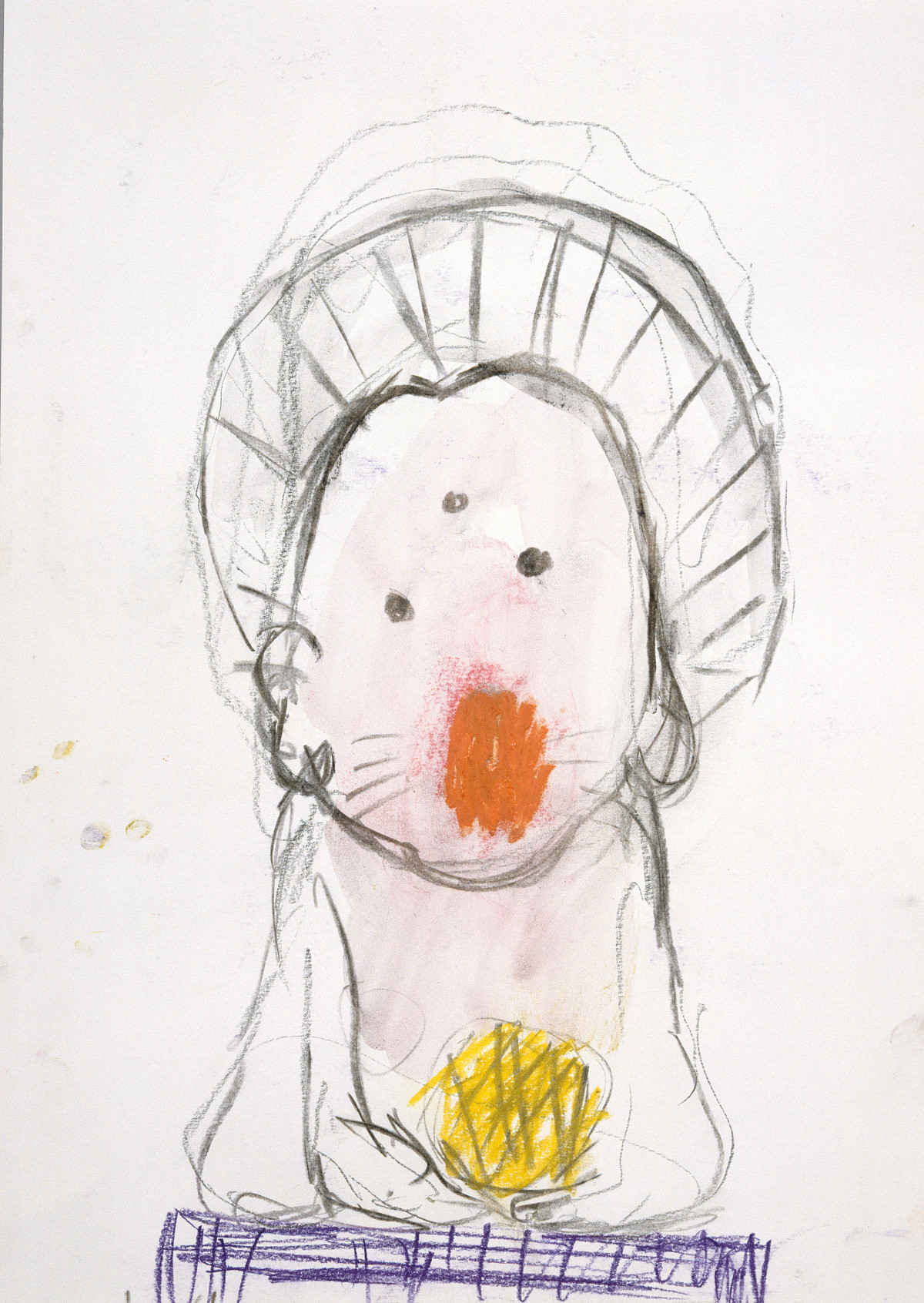 Eine Kohlezeichnung einer Figur mit Gesicht, die auf dem Kopf eine Art Kranz trägt und einen gelben Ball in den Händen hält.