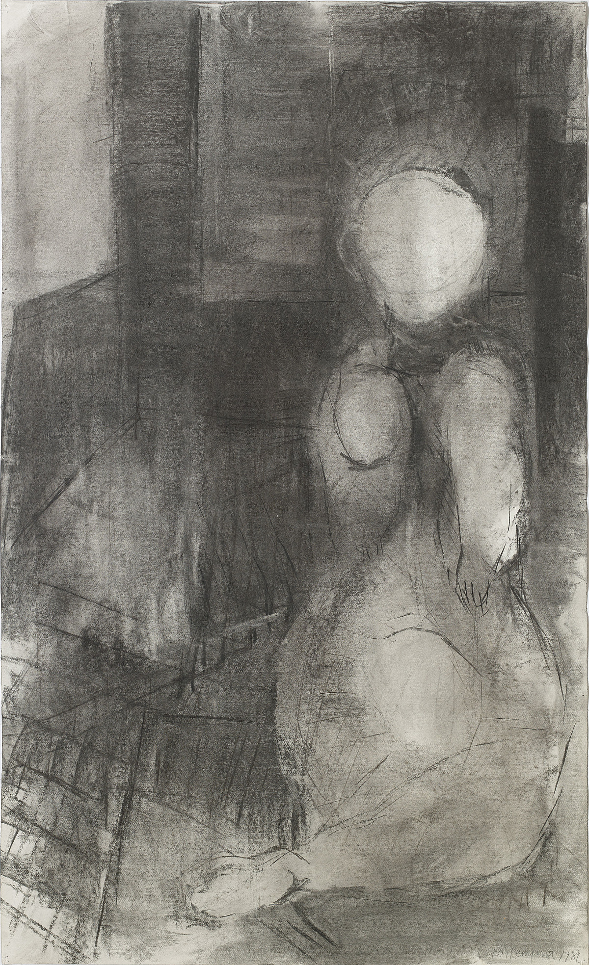 Eine Kohlezeichnung mit einem schemenhaften Körper im Vordergrund und im Hintergrund Umrisse eines Zimmers.