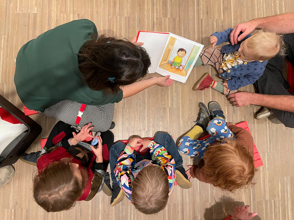 Art educator reads from a picture book with a group of children. | Photo © ALBERTINA, Wien