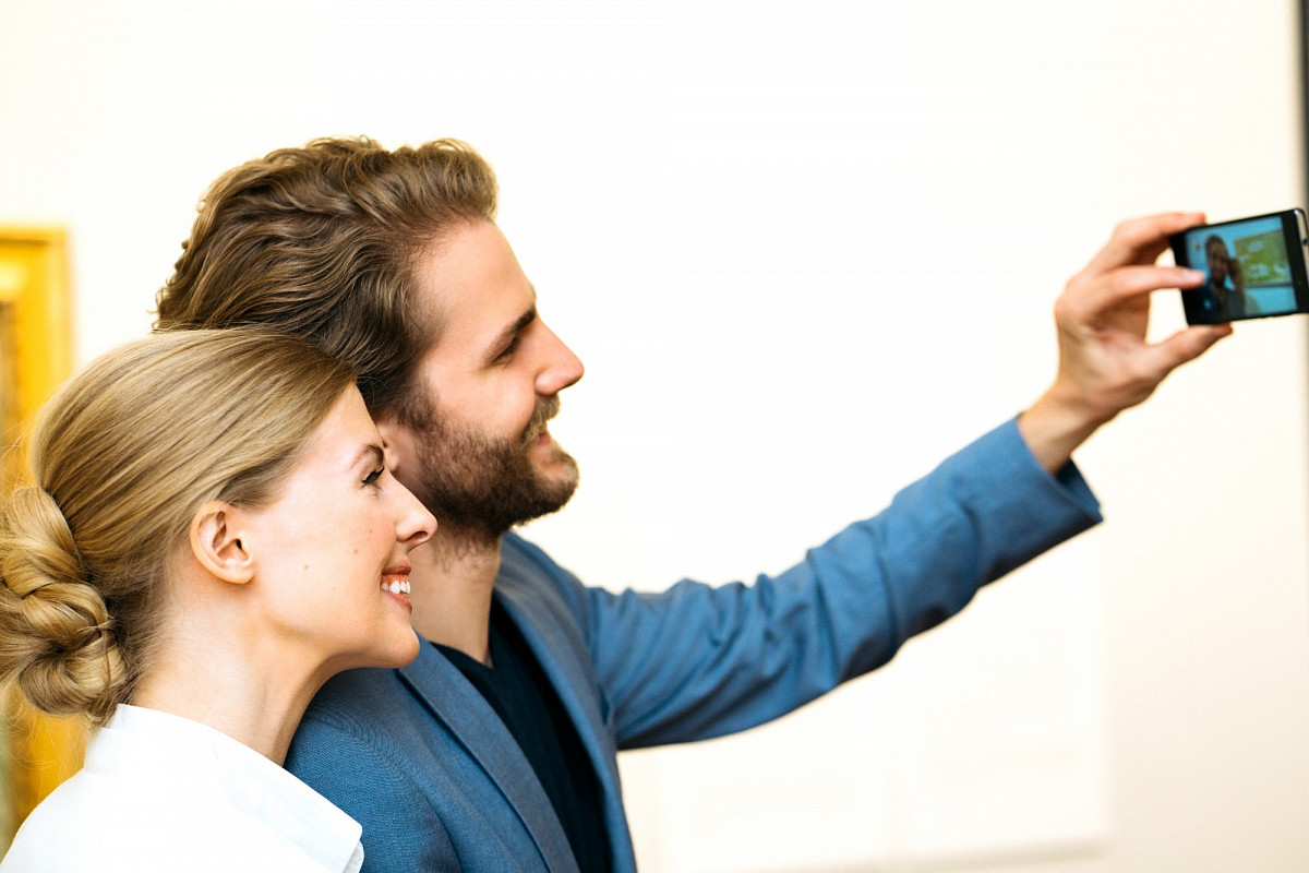 Couple with Smartphone | Photo © Marko Mestrovic