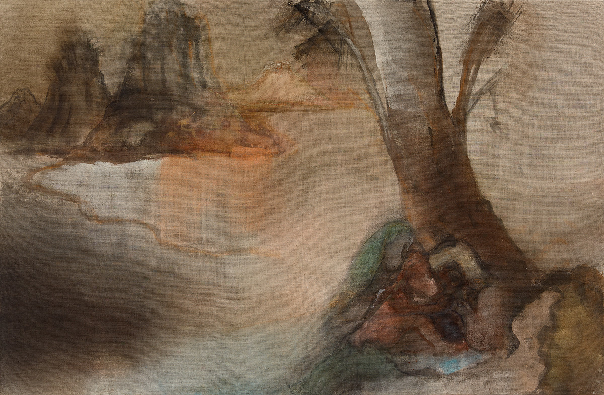 Eine Landschaft mit See. Im Hintergrund Berge, im Vordergrund ein Baum und vor dem Baum eine schemenhafte Gestalt.