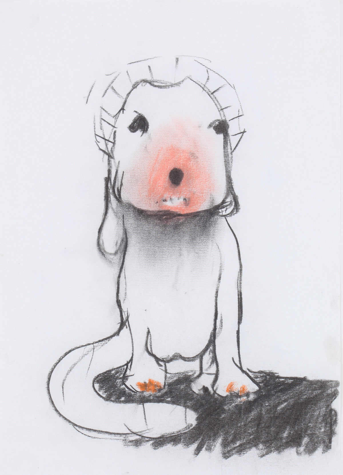 Eine Kohlezeichnung, die einen Hund darstellt, der mit den Augen zur Seite blickt und am Kopf eine Art Kranz bzw. dicken Haarreifen trägt.