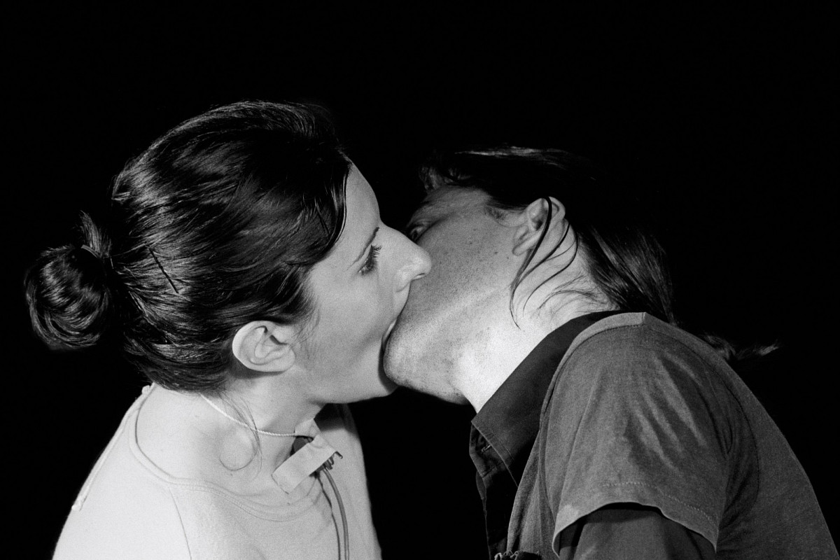 Marina Abramović und Ulay stehen sich gegenüber, die Münder fest aufeinandergepresst; sie teilen einen einzigen Atemkreislauf.