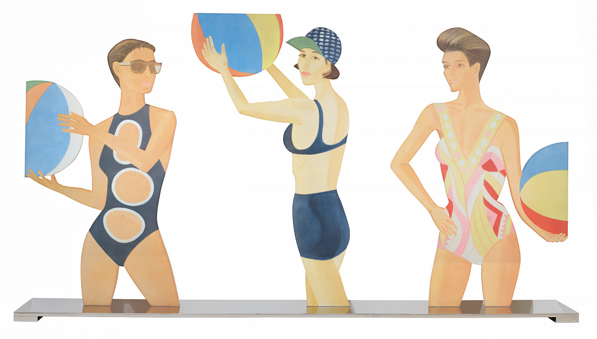 Drei Frauen in Badeanzügen mit je einem bunten Wasserball in der Hand.