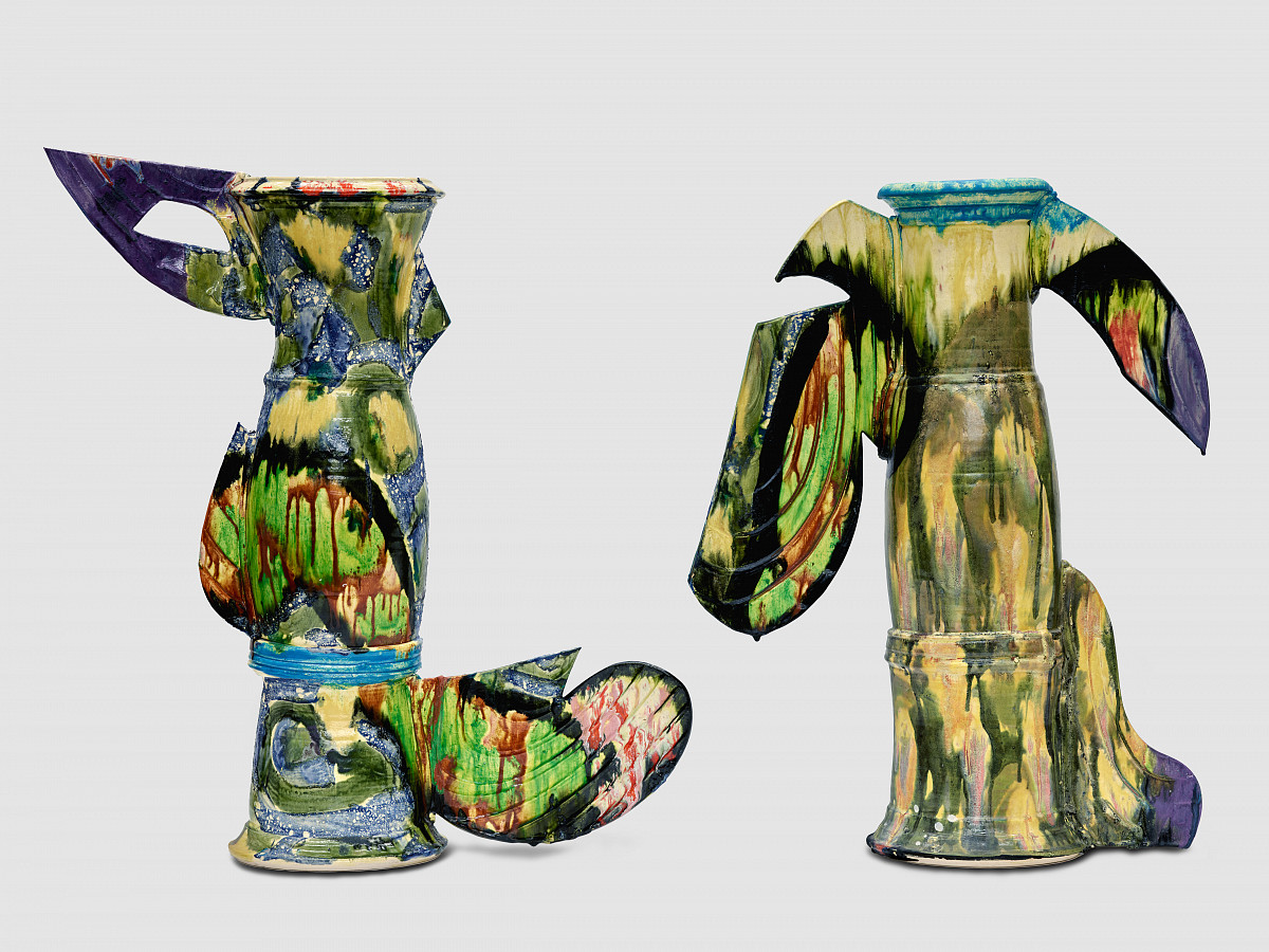 Zwei Vasen nebeneinanderstehend mit bunten, eher gedeckten Farben bemalt