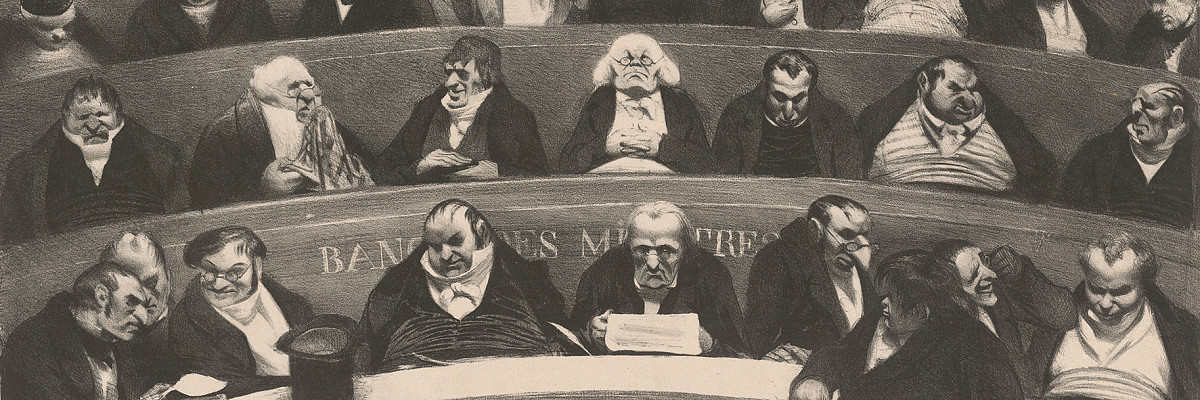 Lithografie mit dicht gedrängten Männern in dunklen Anzügen auf Holzbänken eines Saales. | Credit: Honoré Daumier | Le ventre législatif, 1834 | ALBERTINA, Wien