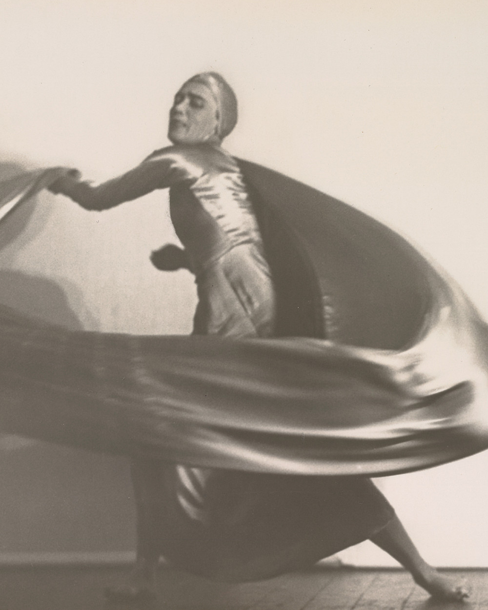 Fotografie einer tanzenden Frau in weiter, fließender Kleidung in ausdrucksstarker Pose. | Charlotte Rudolph | Mary Wigman: Raumgestalt aus dem Zyklus Visionen, 1928 | ALBERTINA, Wien