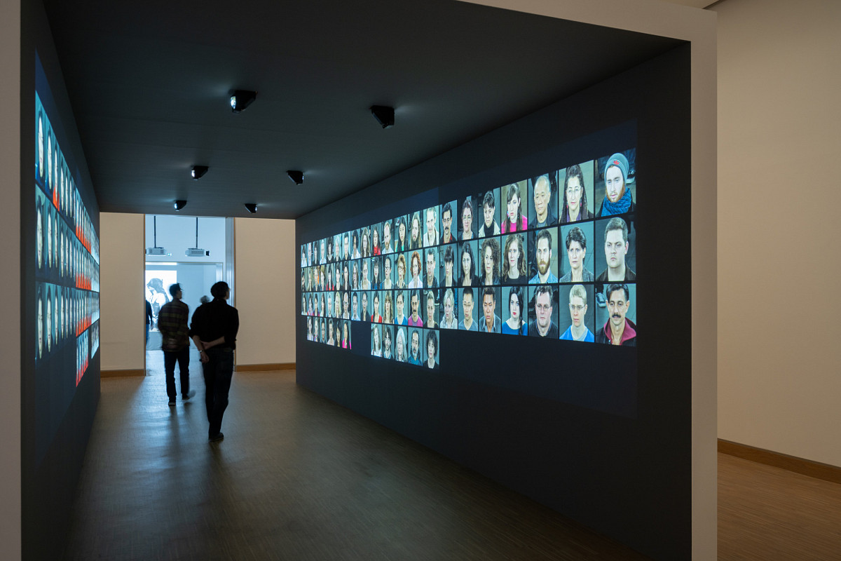 In der Ausstellung MARINA ABRAMOVIĆ: Eine Videoinstallation durch die man wie in einem Tunnel durchgehen kann.