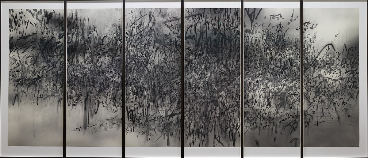 Über mehrere einzelne Bilder, die miteinander verbunden sind, erstrecken sich schwarze Pinselstriche, die ein Muster ergeben.