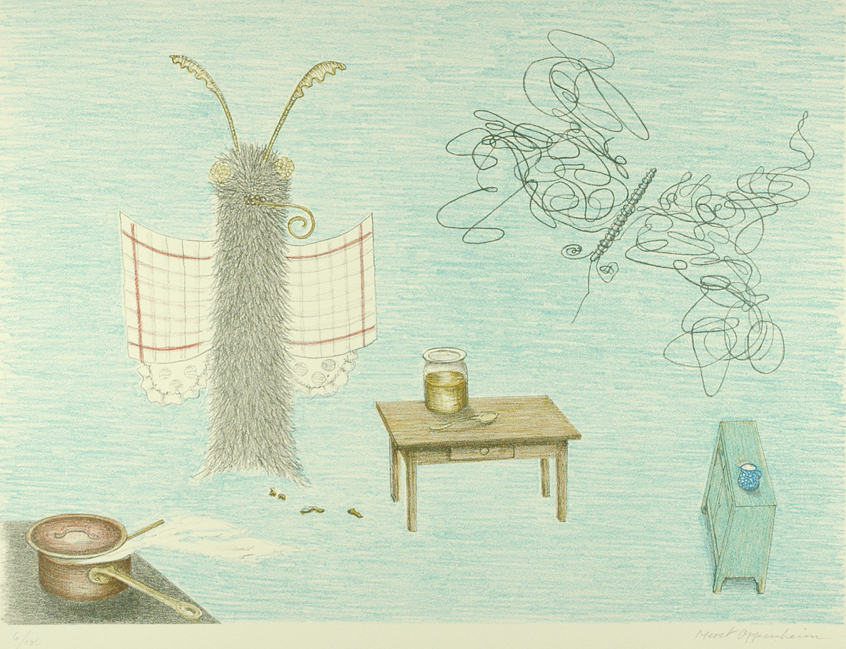 Zeichnung: Ein Schmetterling mit Küchentüchern als Flügeln, ein kochender Topf auf der Herdplatte, ein Holztisch mit Lade und ein Gefäß mit einer Flüssigkeit und ein Löffel, ein Schmetterling aus Linien geformt, eine Kommode mit einer Milchkanne.