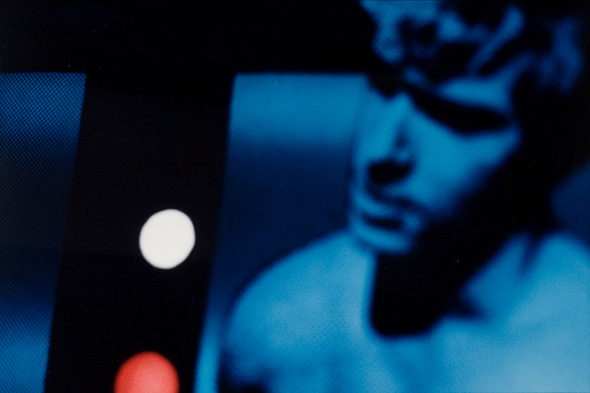 Blaue Farbfotografie eines Mannes im Porträt