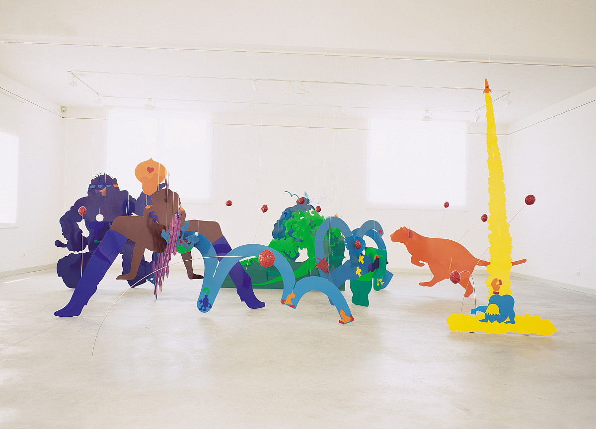 Skulptur großer bunter Figuren, die verschiedene Tiere darstellen.
