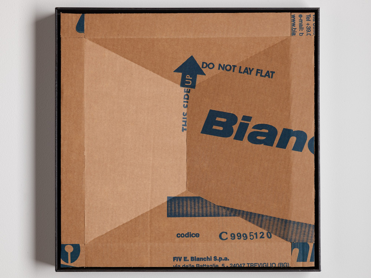 Quadratischer Karton mit buntem Print