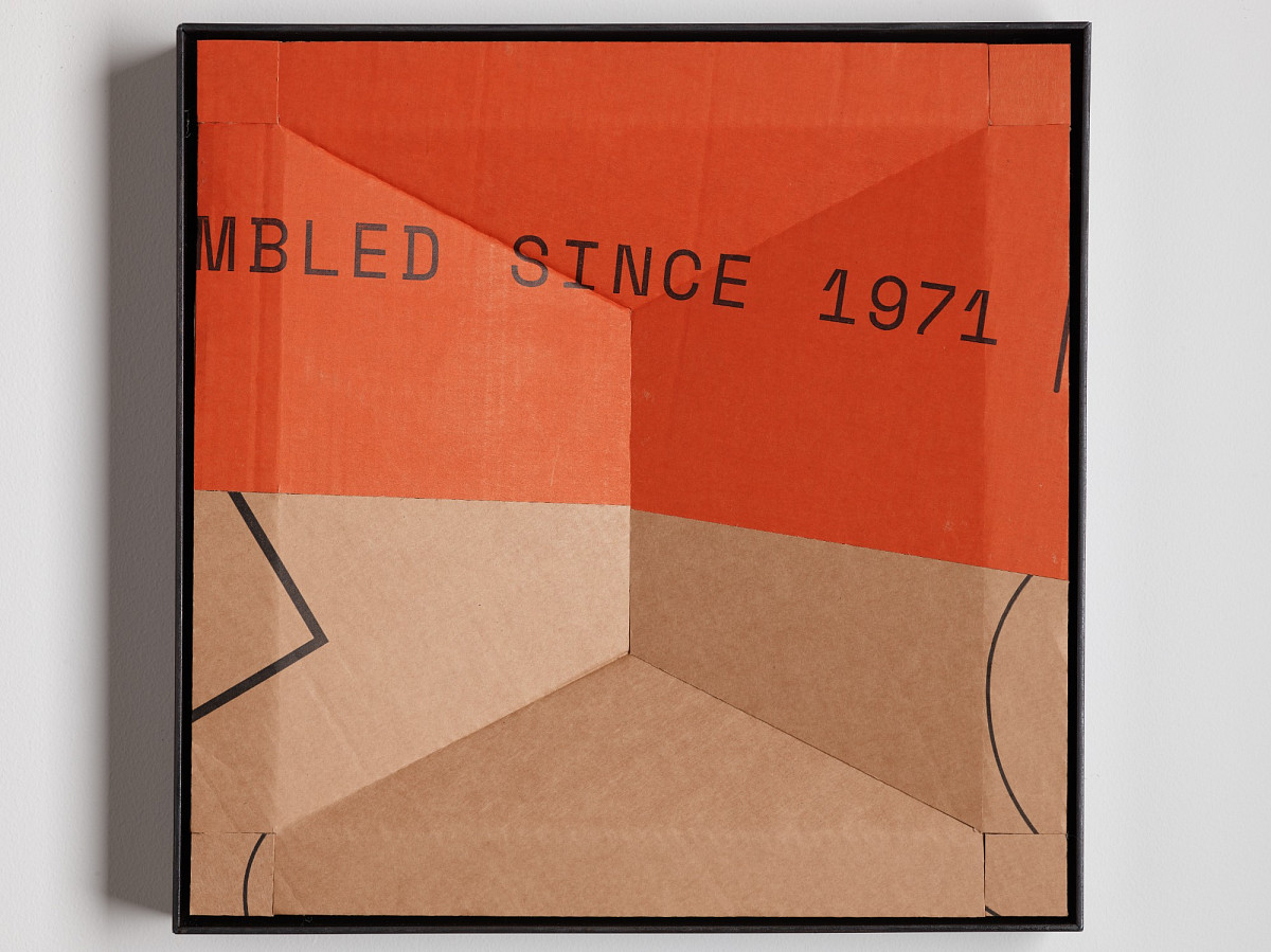 Quadratischer Karton mit buntem Print