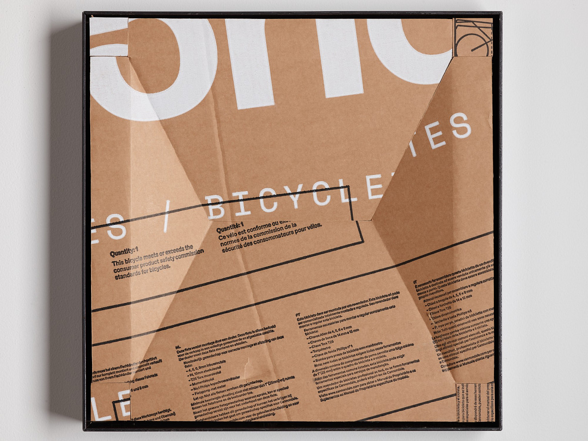 Quadratischer Karton mit buntem Print