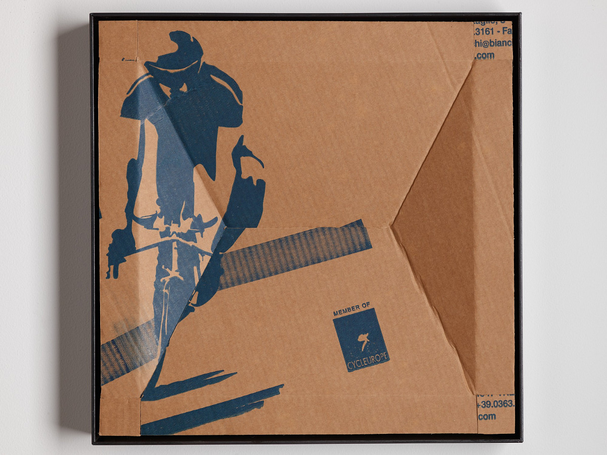 Quadratischer Karton mit buntem Print