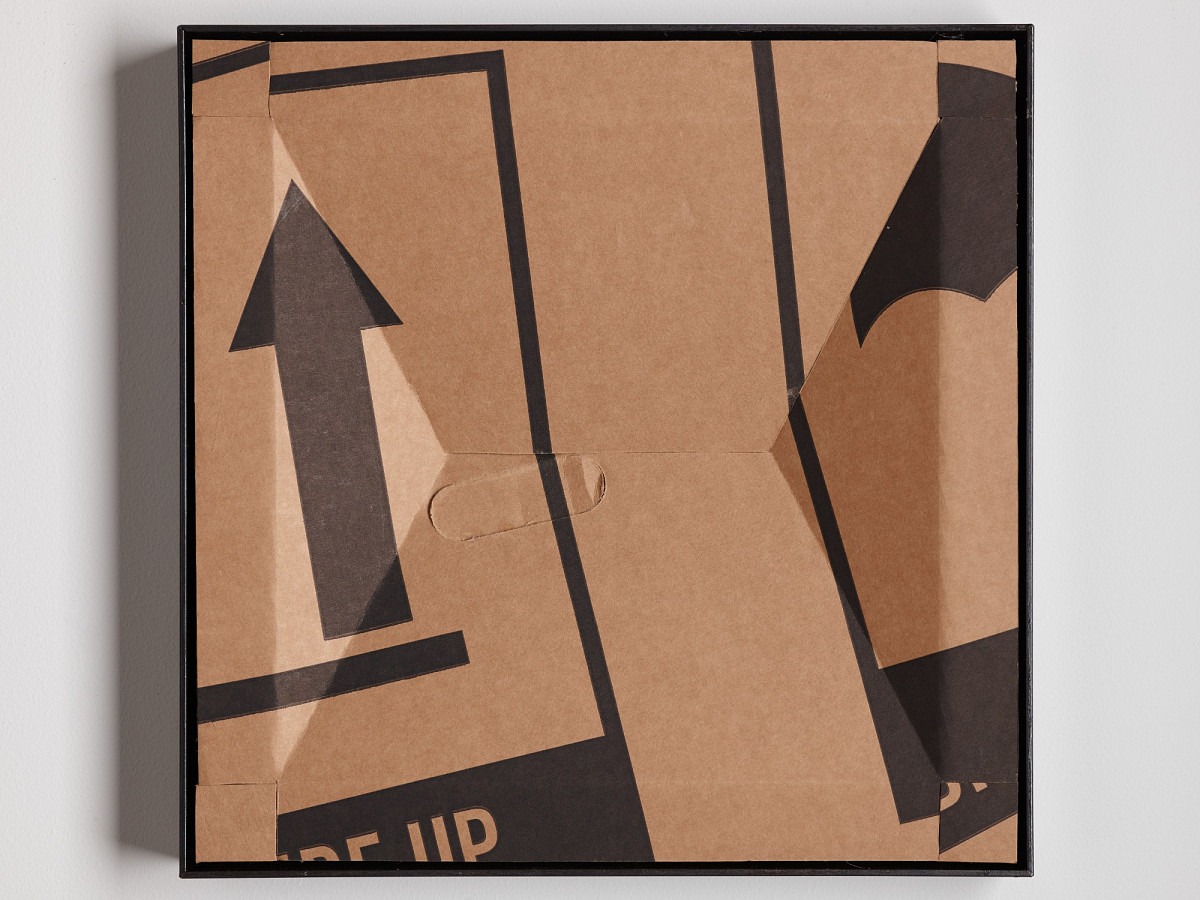 Quadratischer Karton mit buntem Print