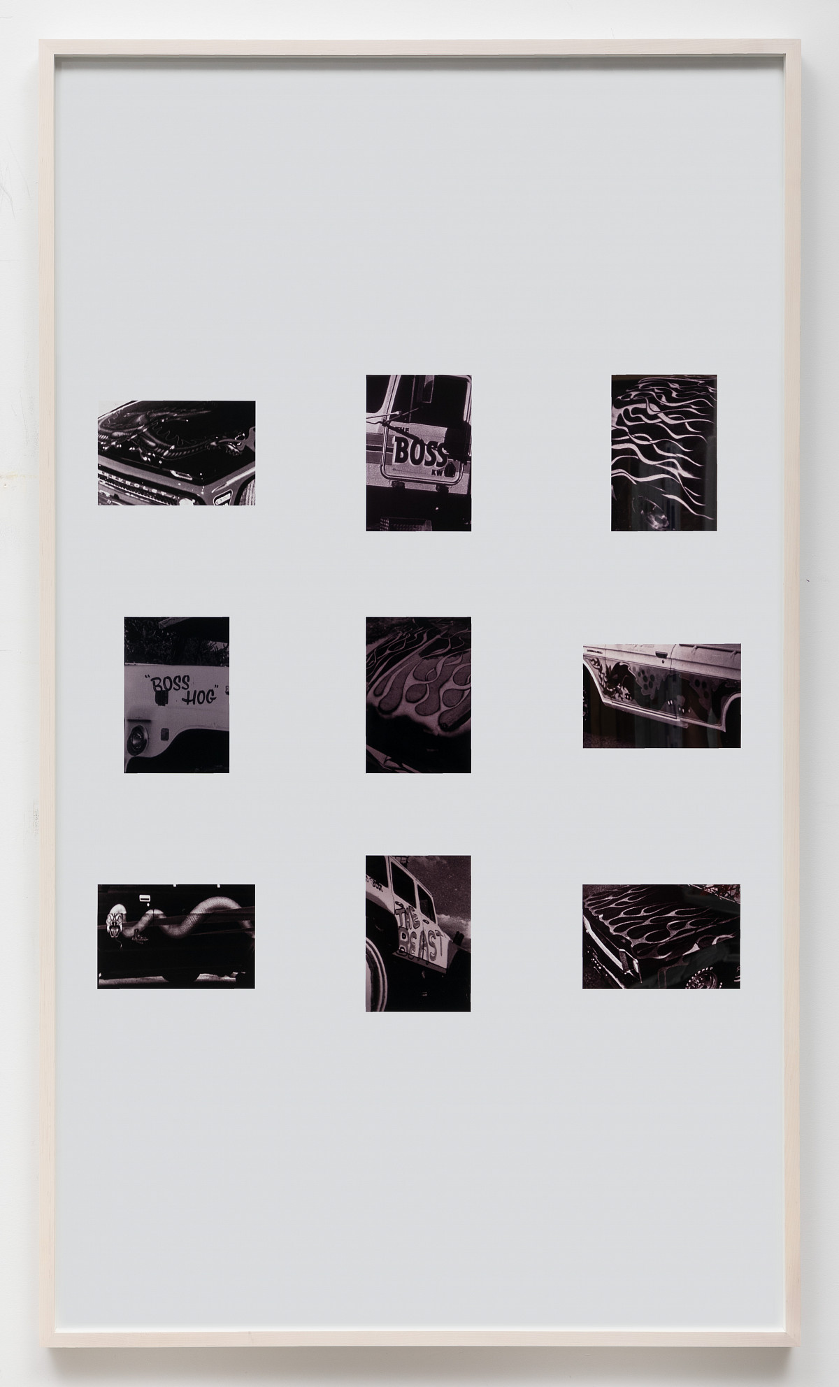 Ein Bilderrahmen mit jeweils drei mal drei Reihen mit kleinen Schwarz-Weiß-Fotografien.