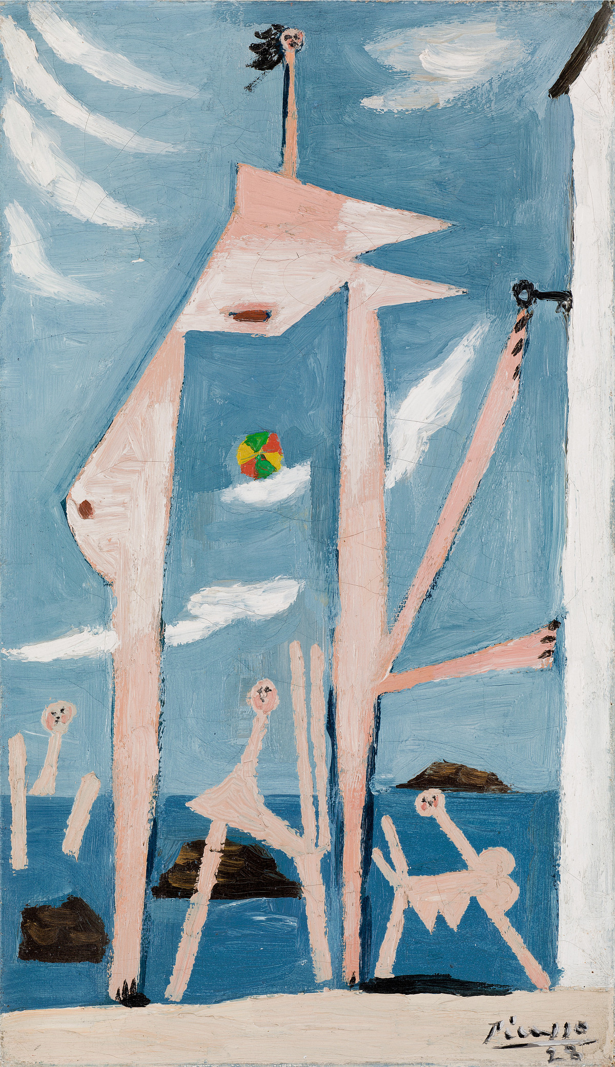 Abstrakte Figuren am Strand mit blauem Meer im Hintergrund und Felsen. Im Hintergrund ein blauer Himmel mit weißen Wolken und einem bunten Ball.