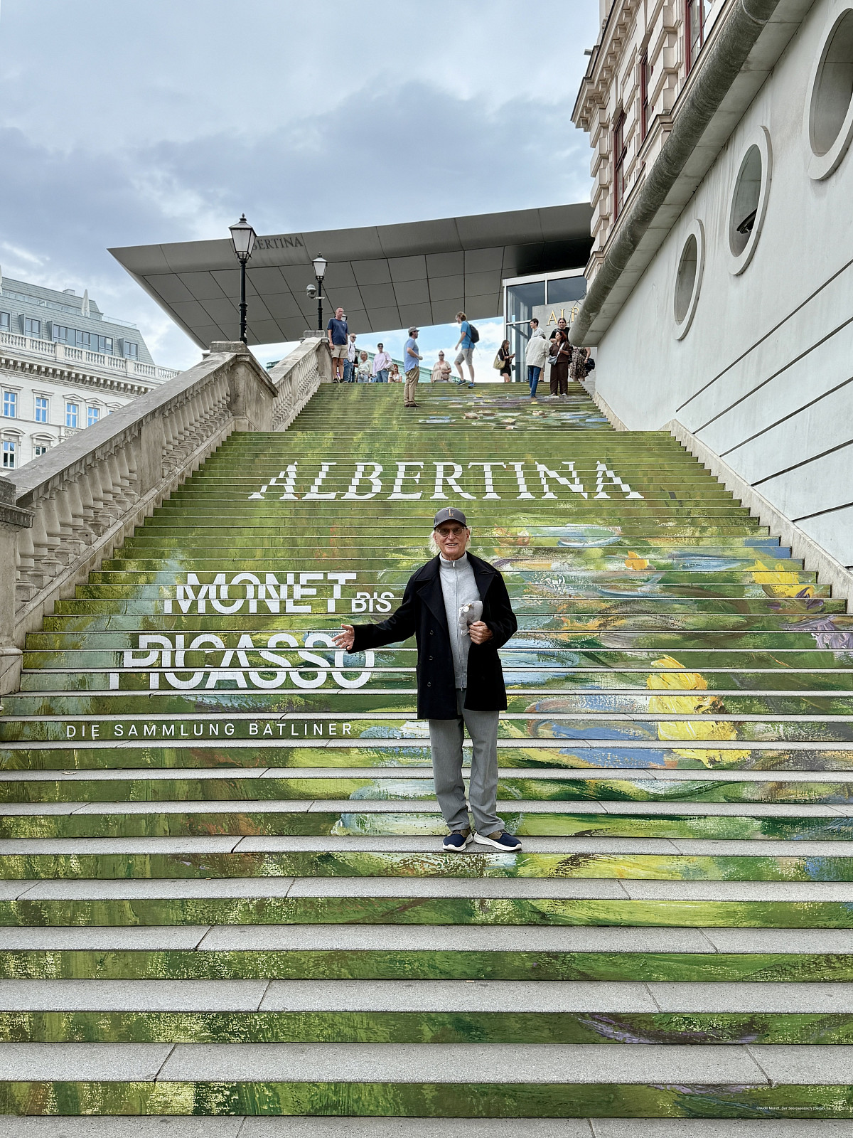Otto steht auf der Treppe der Albertina.