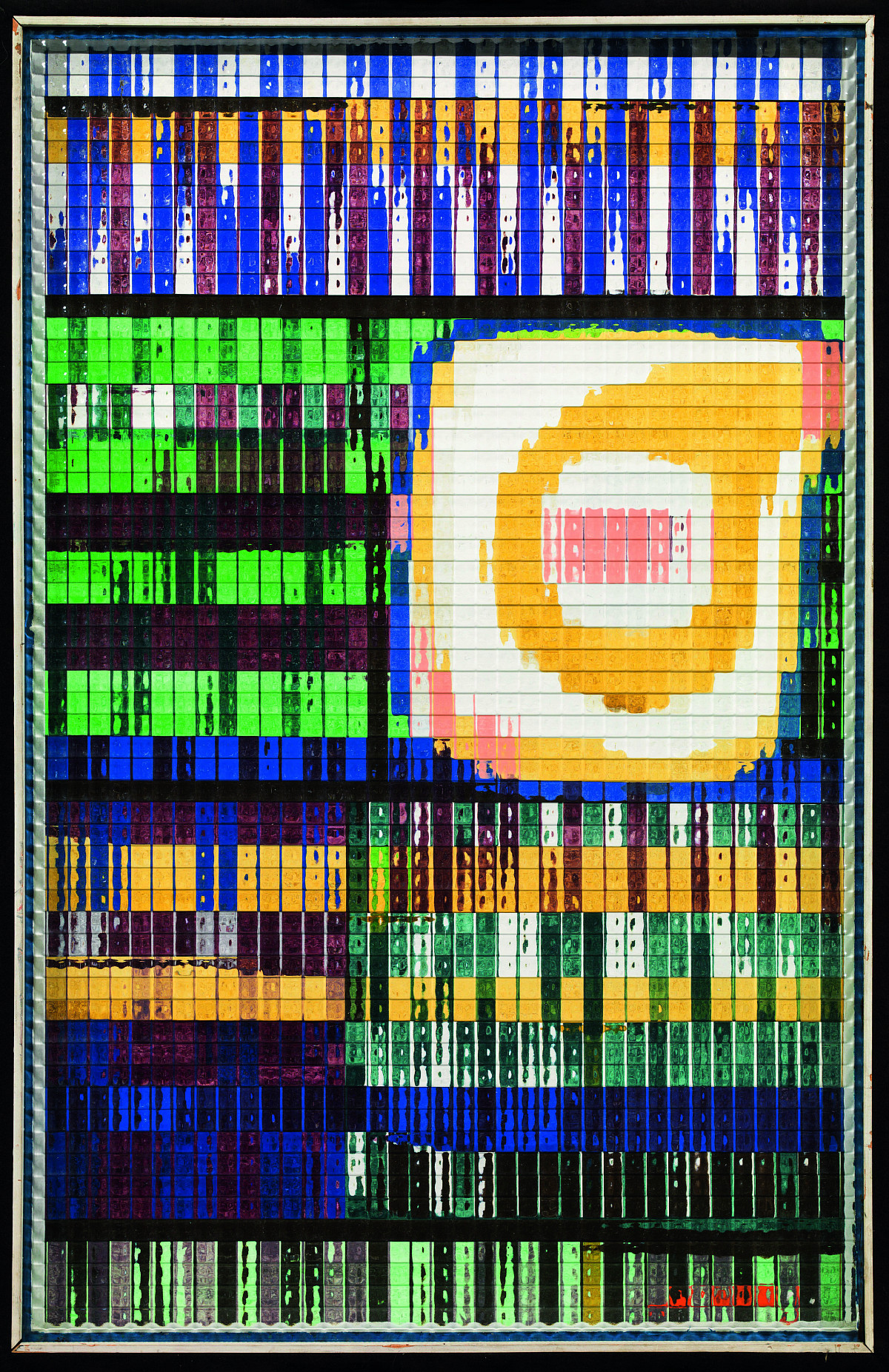 Ein Bild aus bunten geometrischen Formen hinter durchsichtigem, strukturierten Glas.