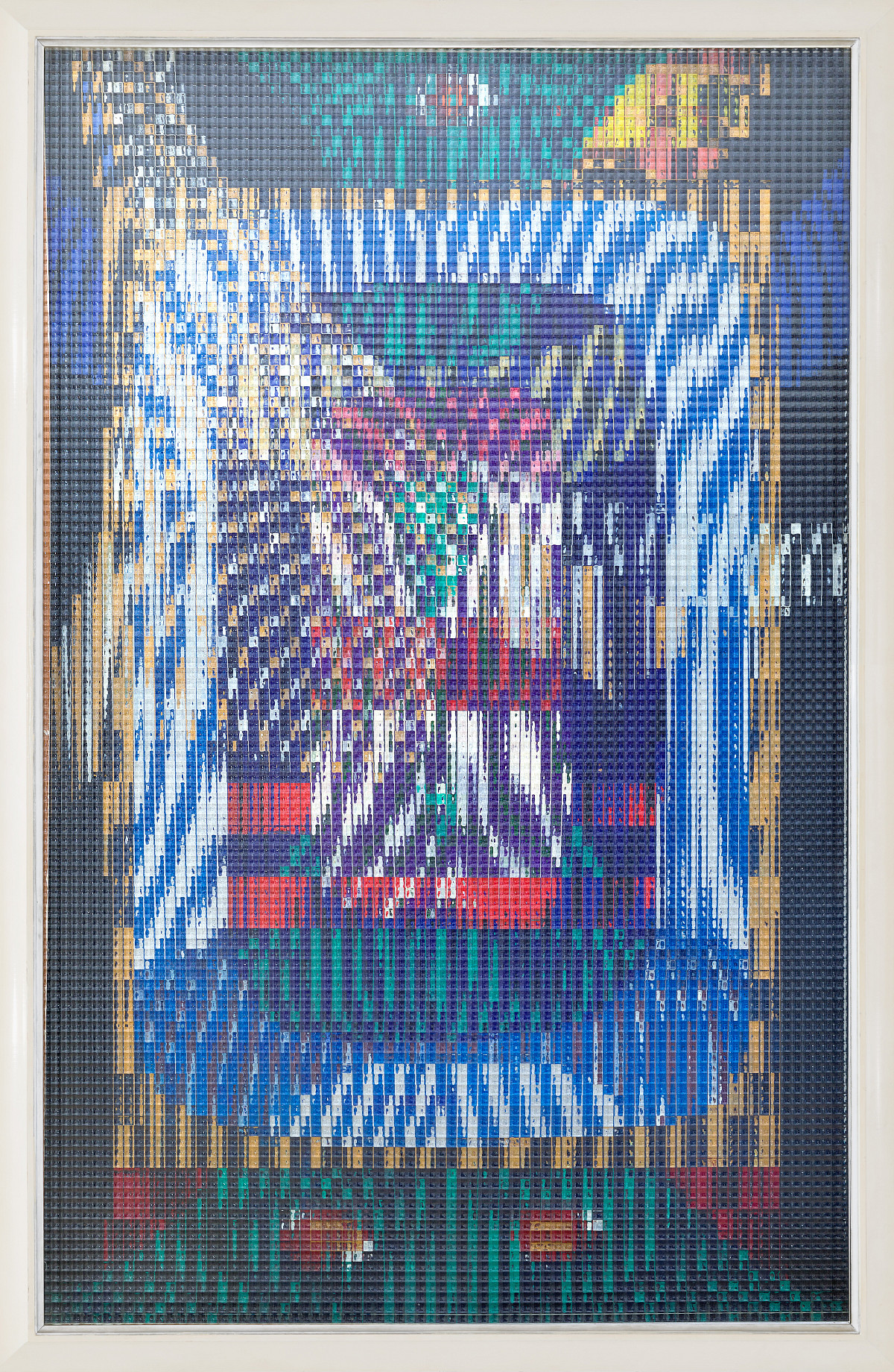 Ein abstraktes Bild aus bunten Mustern und Formen hinter durchsichtigem, strukturierten Glas.