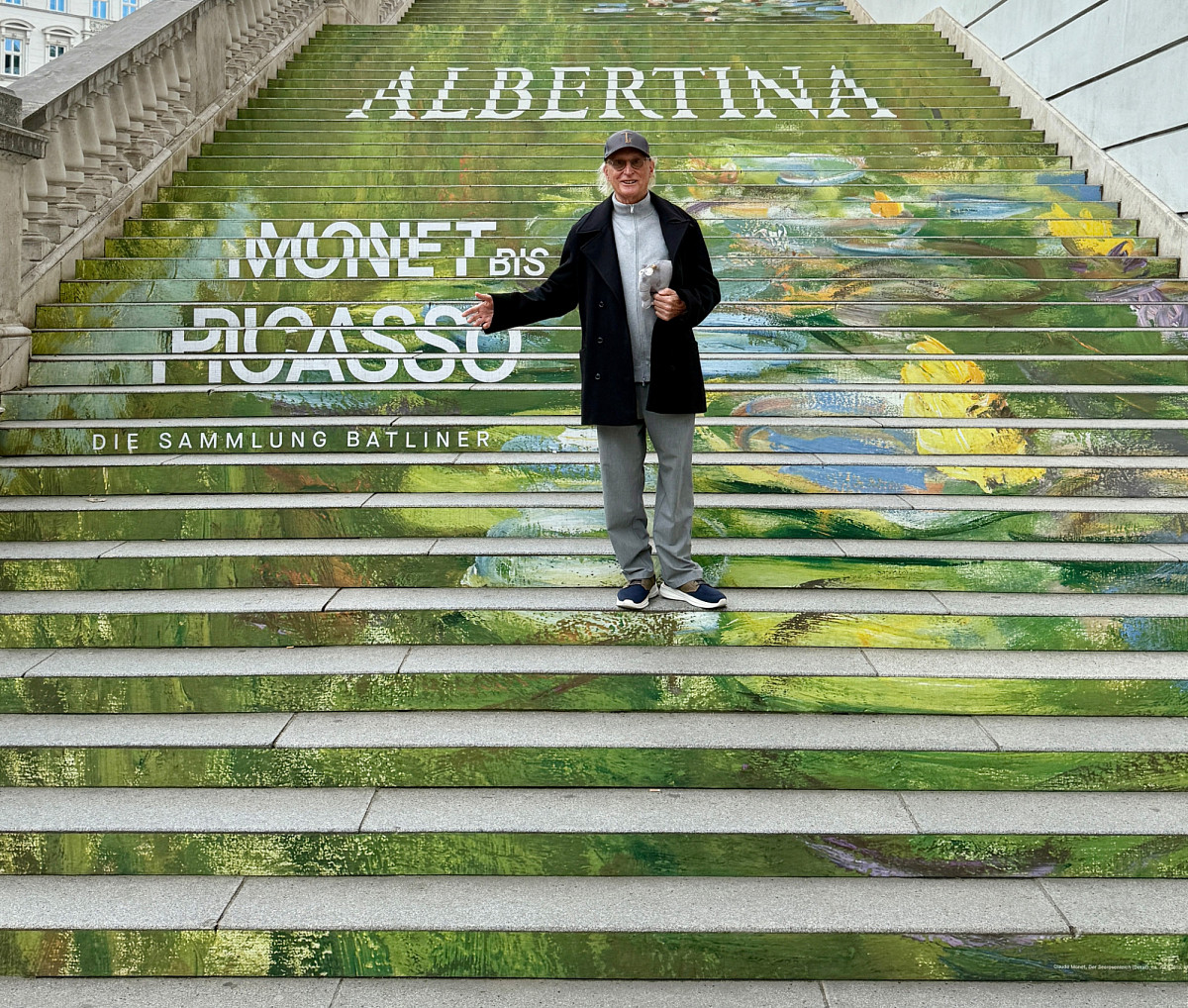 Otto Waalkes steht auf der Treppe der ALBERTINA mit einem Ottifant in der Hand.