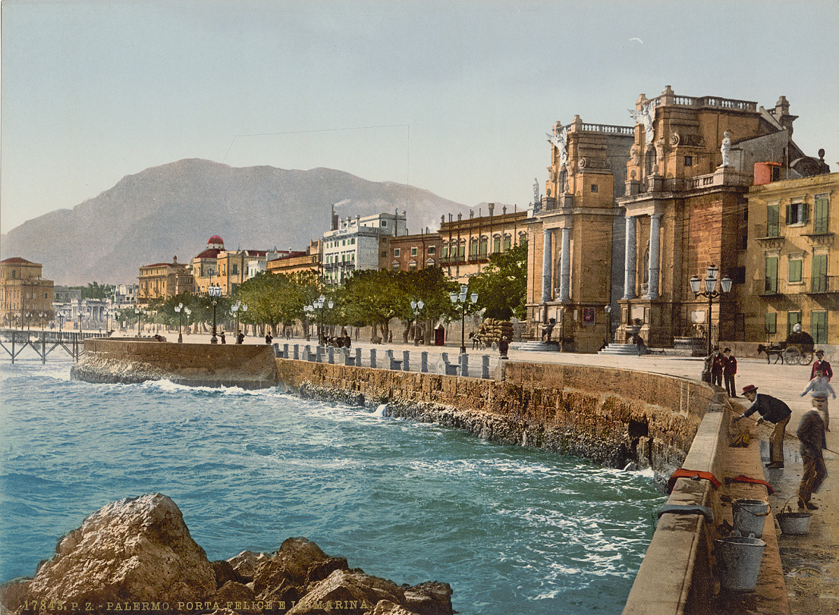 Photochrom: Ansicht des Hafens von Palermo mit Uferpromenade, Segelschiffen und dem Torbau Porta Felice.